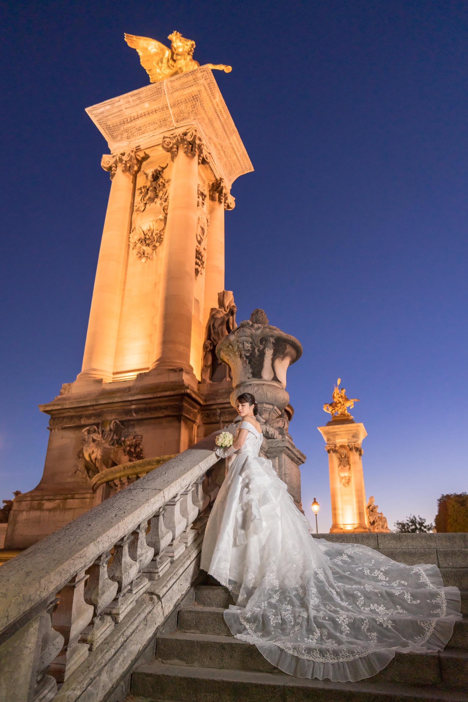 アレクサンドル三世橋でブルーアワーのウェディングフォト