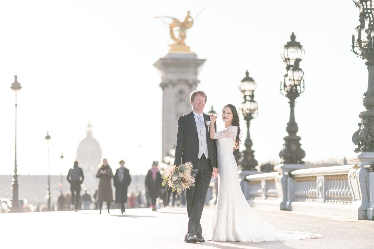 アレクサンドル三世橋の上からアンヴァリッドを背景にウェディングフォト