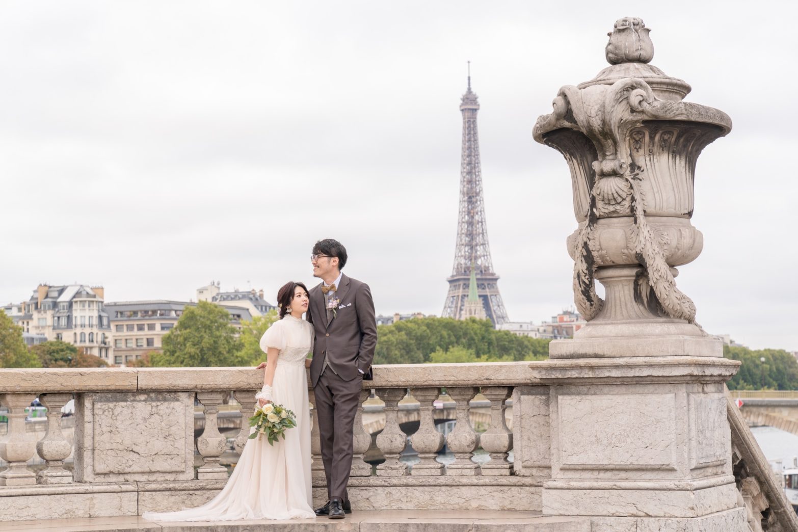 アレクサンドル三世橋からのエッフェル塔ウェディング撮影もおすすめ!