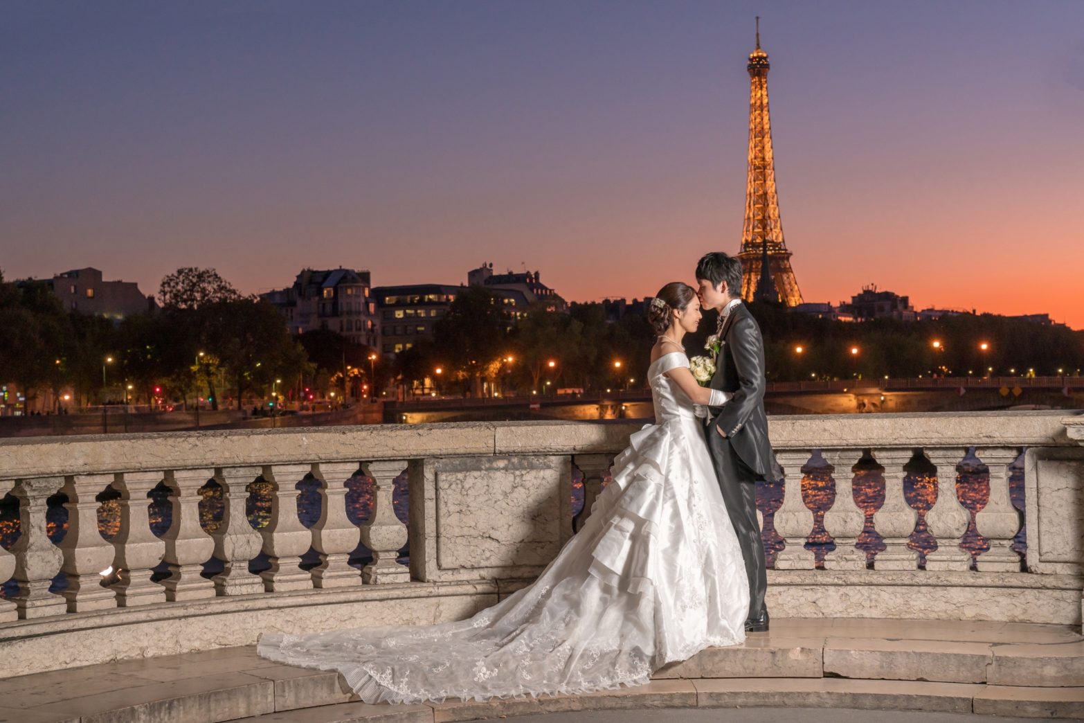 エッフェル塔を背景にドラマチックなパリウェディングフォト