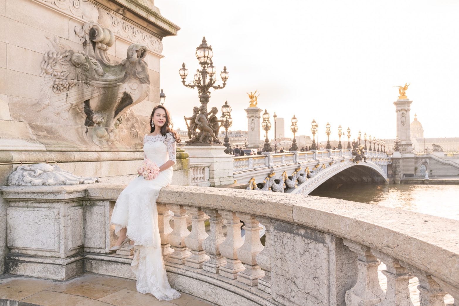 黄金の光に包まれた幻想的なパリを背景に花嫁のソロポートレート撮影