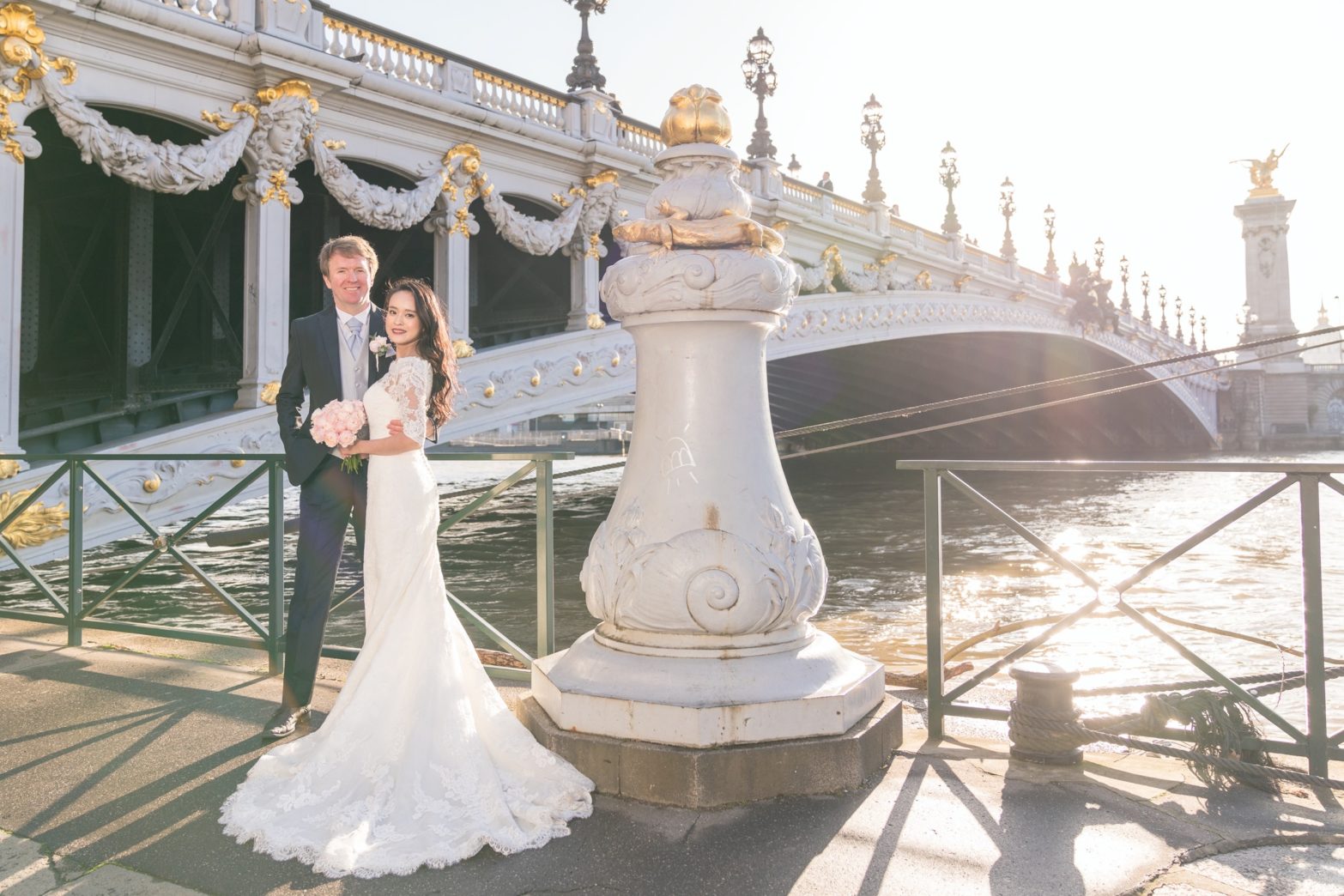 セーヌ河畔でアレクサンドル三世橋を背景にロマンチックウェディングフォト