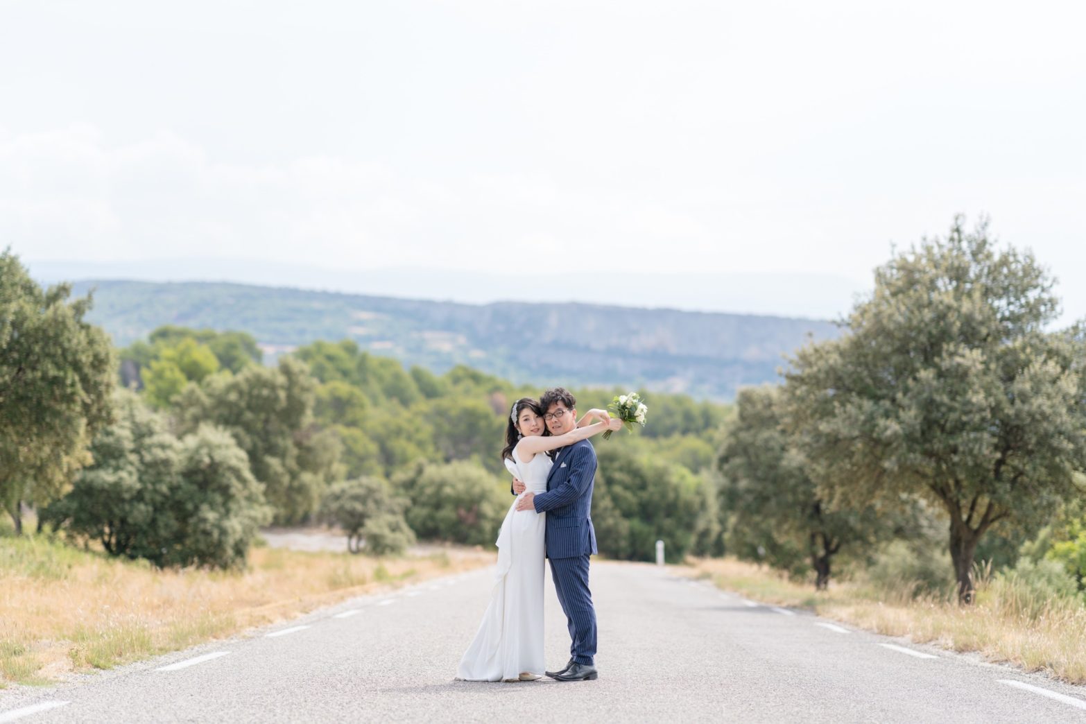 プロヴァンスの大地をバックにウェディング撮影