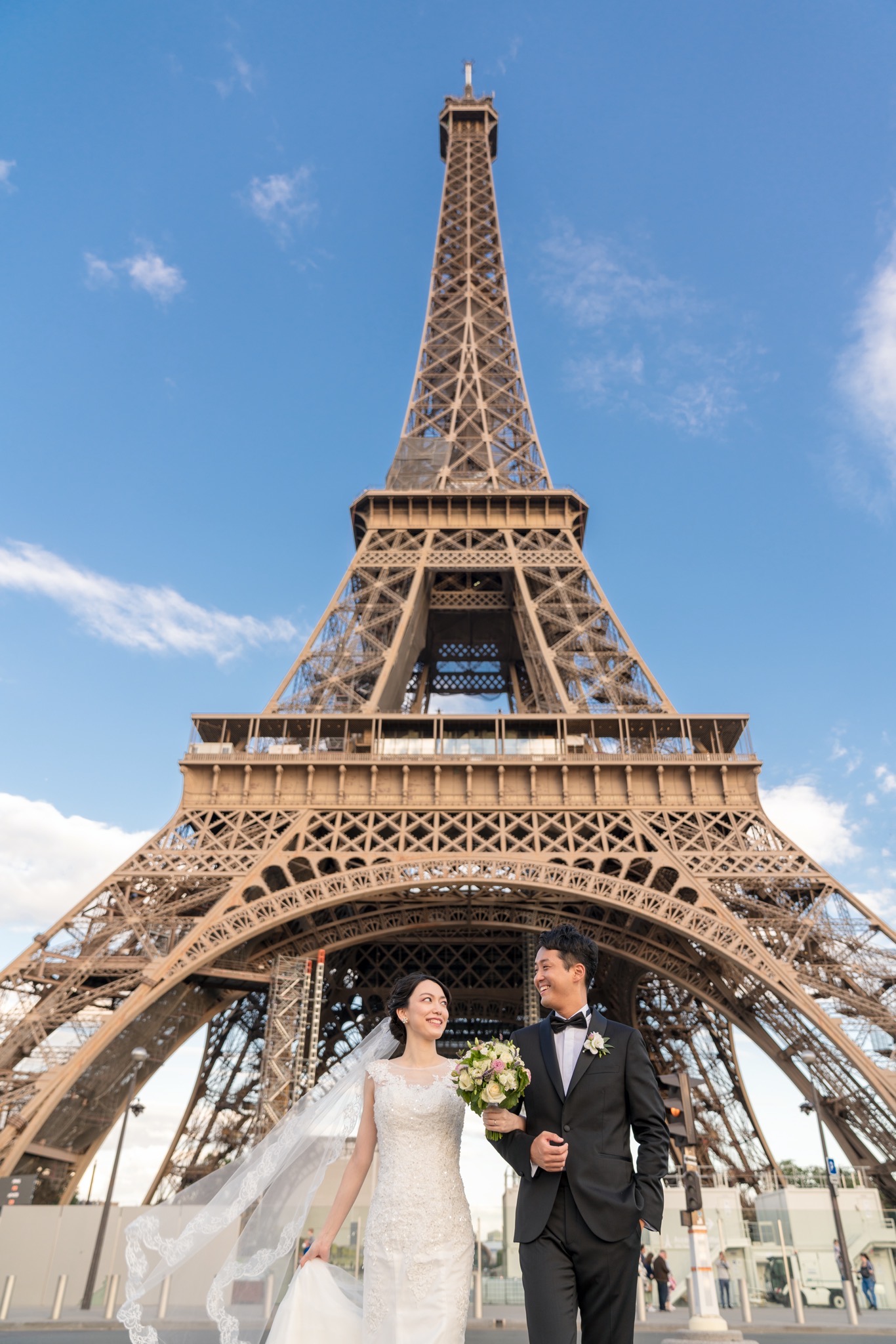 エッフェル塔の真下からインパクト重視の一枚