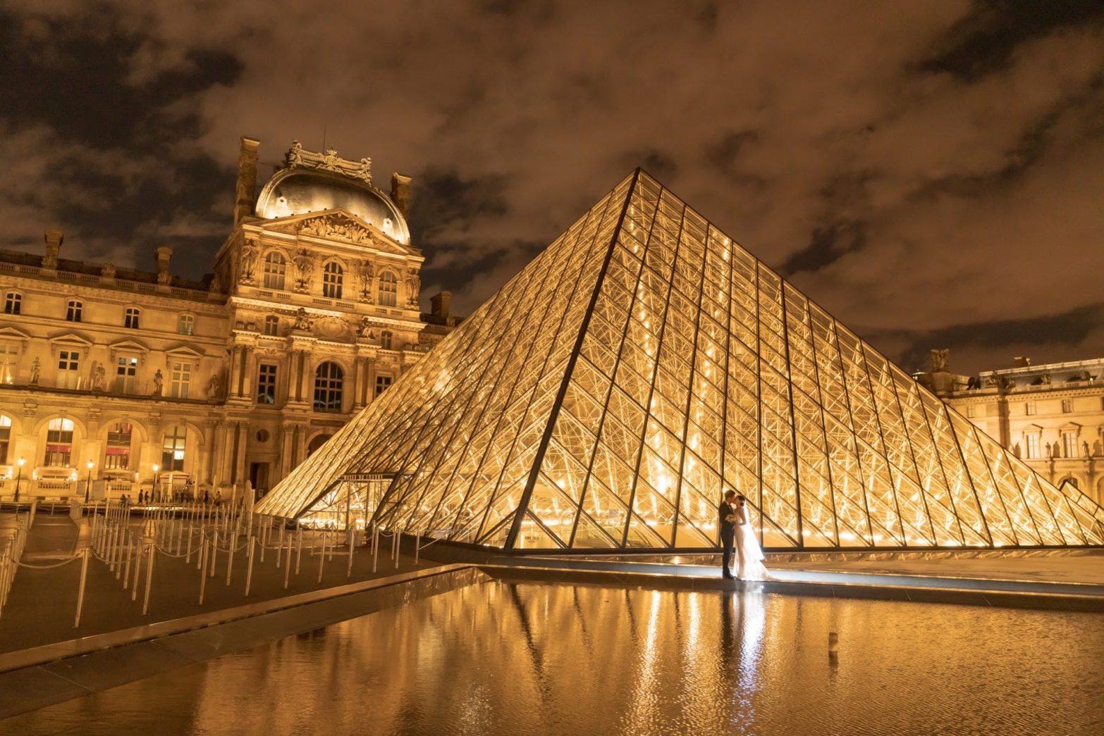 ナイトウェディングフォトの人気No. 1スポット、ルーブル美術館