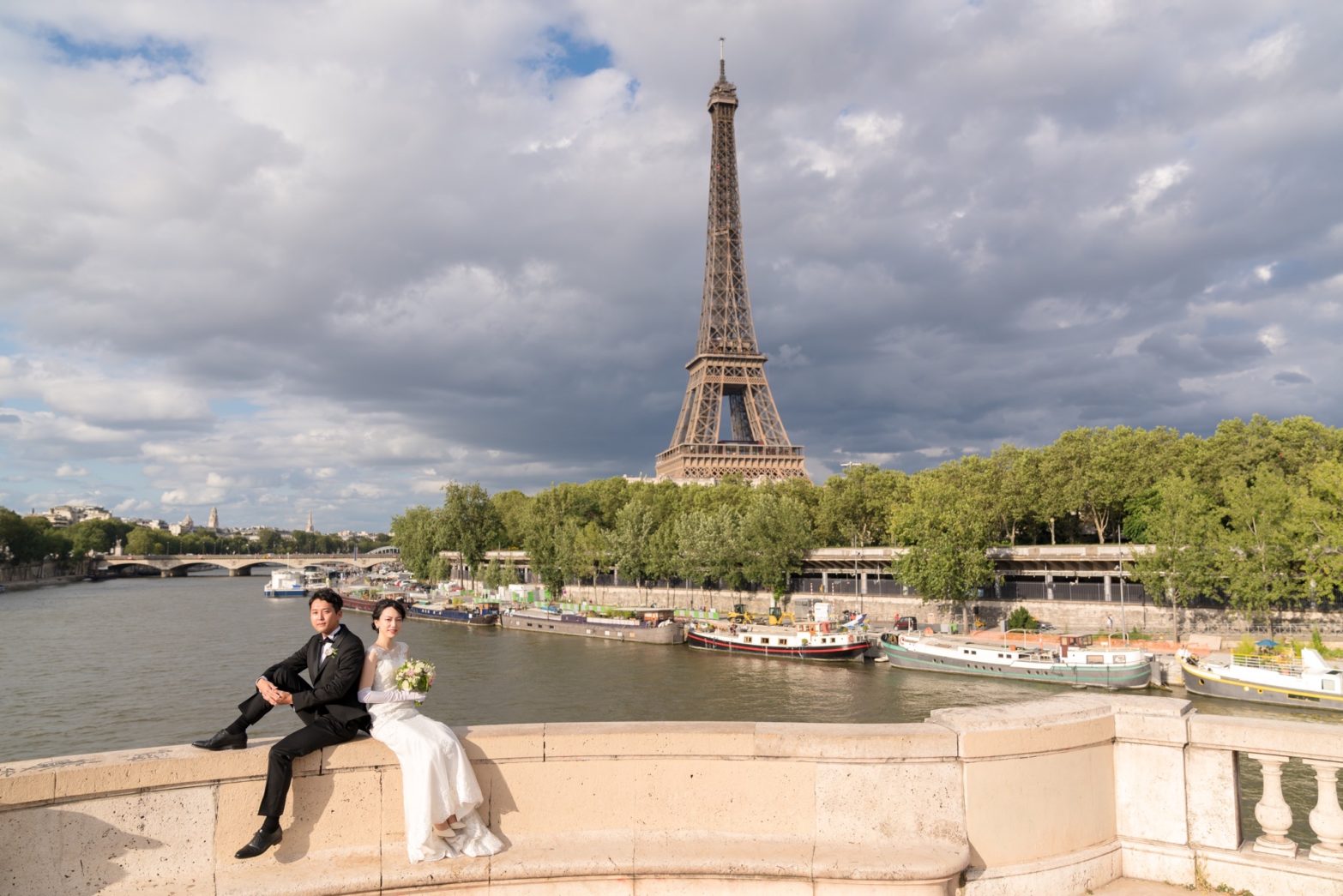 ビラケム橋からエッフェル塔＆セーヌ川を背景にウェディング撮影