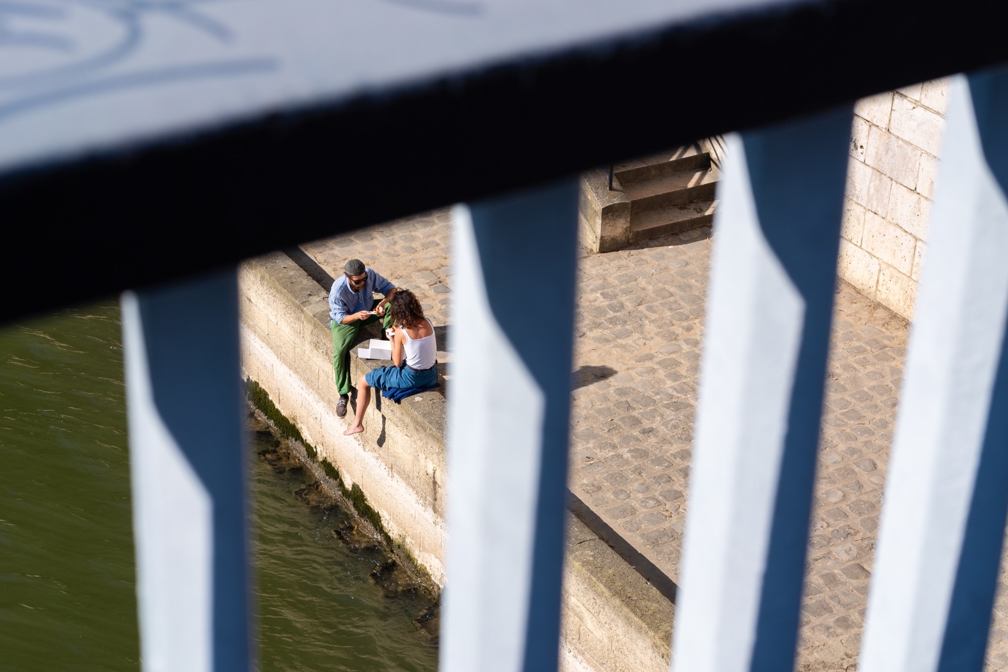Par temps ensoleillé, un pique-nique le long de la Seine est le moment le plus heureux