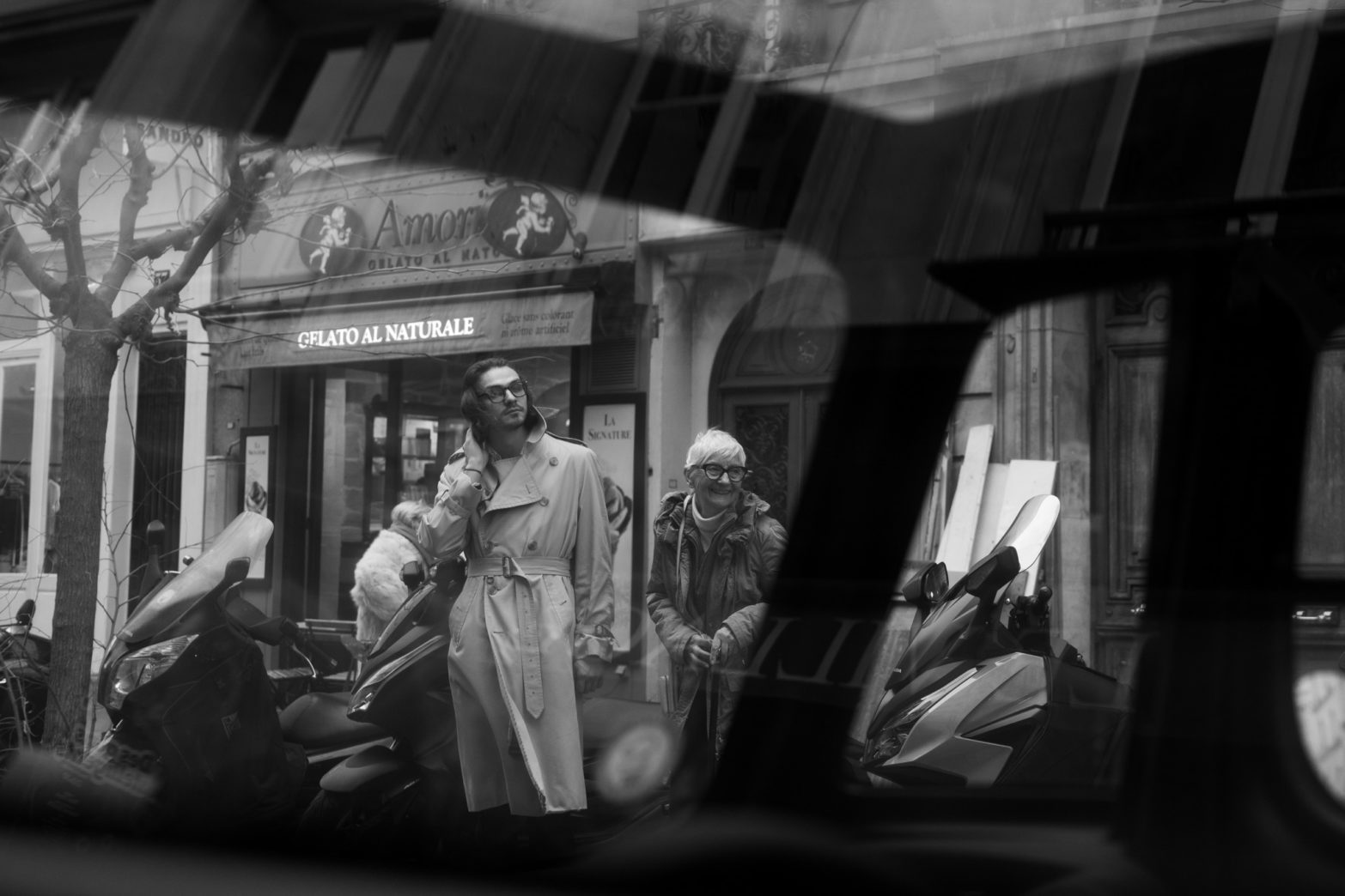 孫とお出掛けする高齢女性の笑顔でワンショット