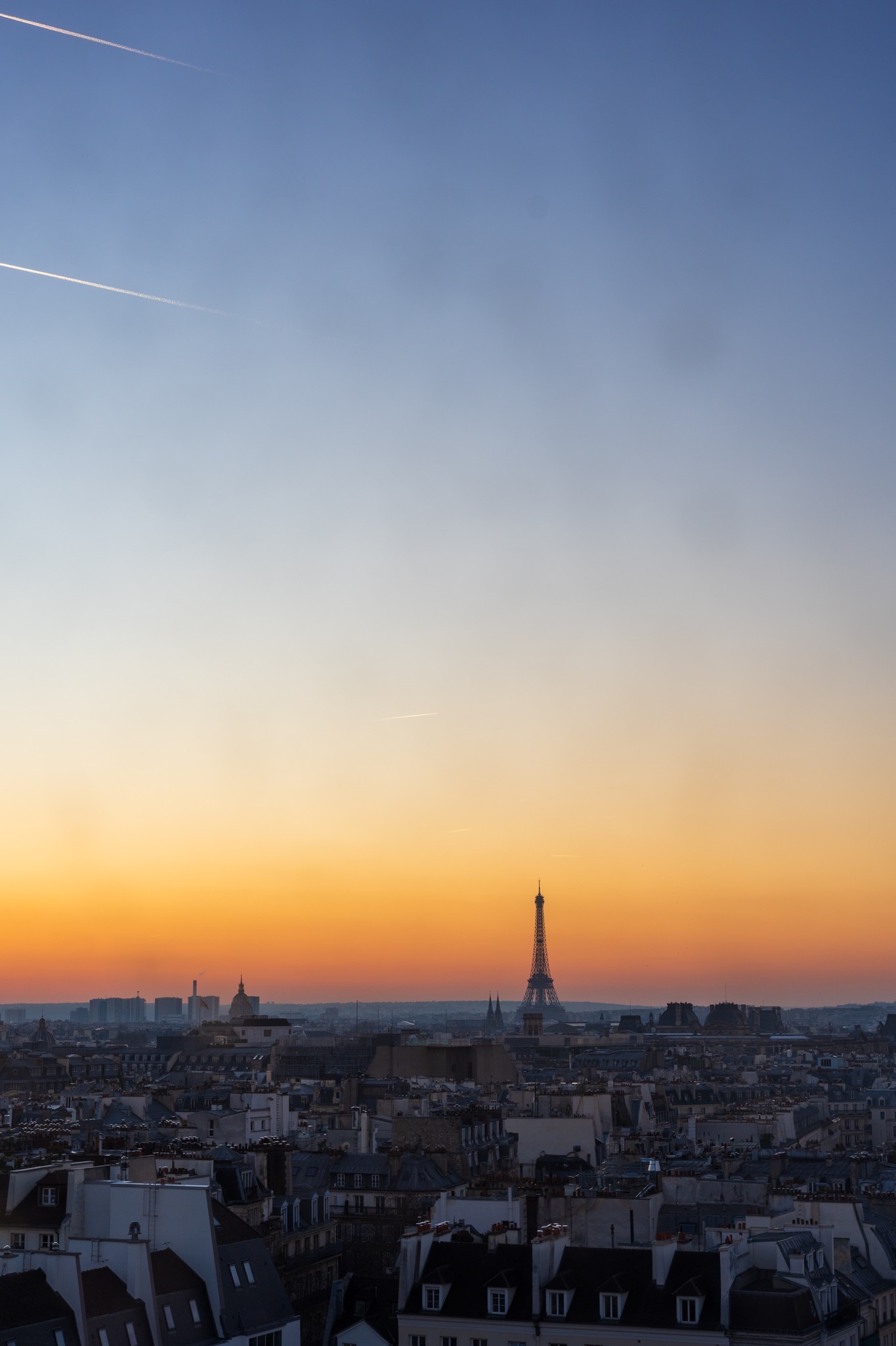 Ciel nocturne de Paris et Tour Eiffel au crépuscule