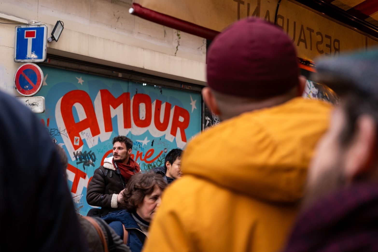 ガイドがモンマルトルの撮影スポットを紹介しつつ、各自のリズムで撮影を楽しむ