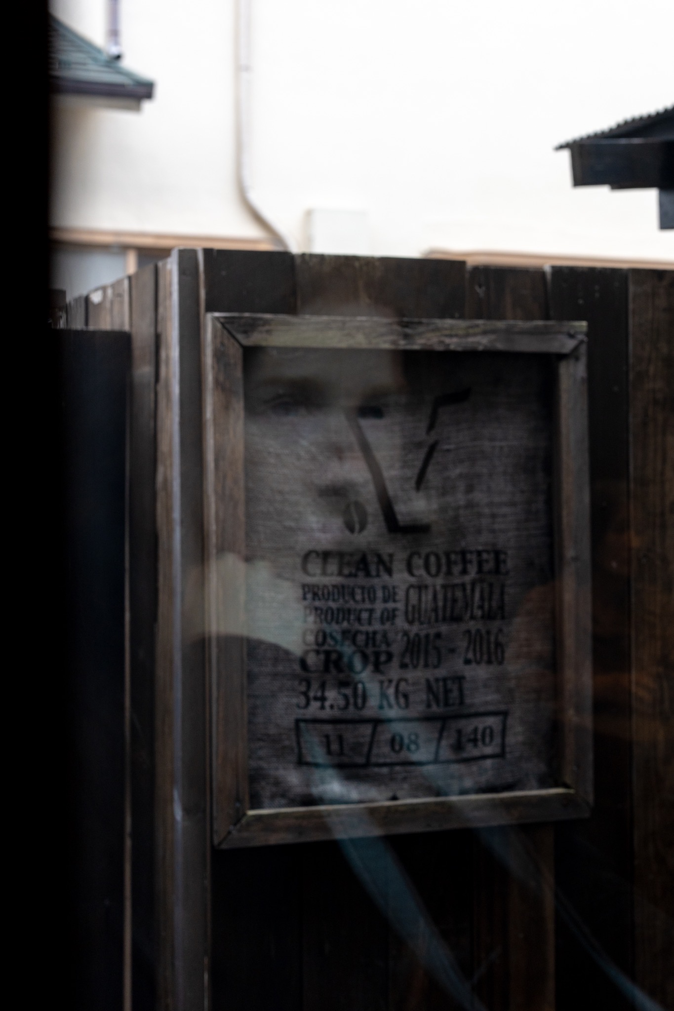 コーヒー休憩の合間にガラス反射を利用した人物撮影にチャレンジ