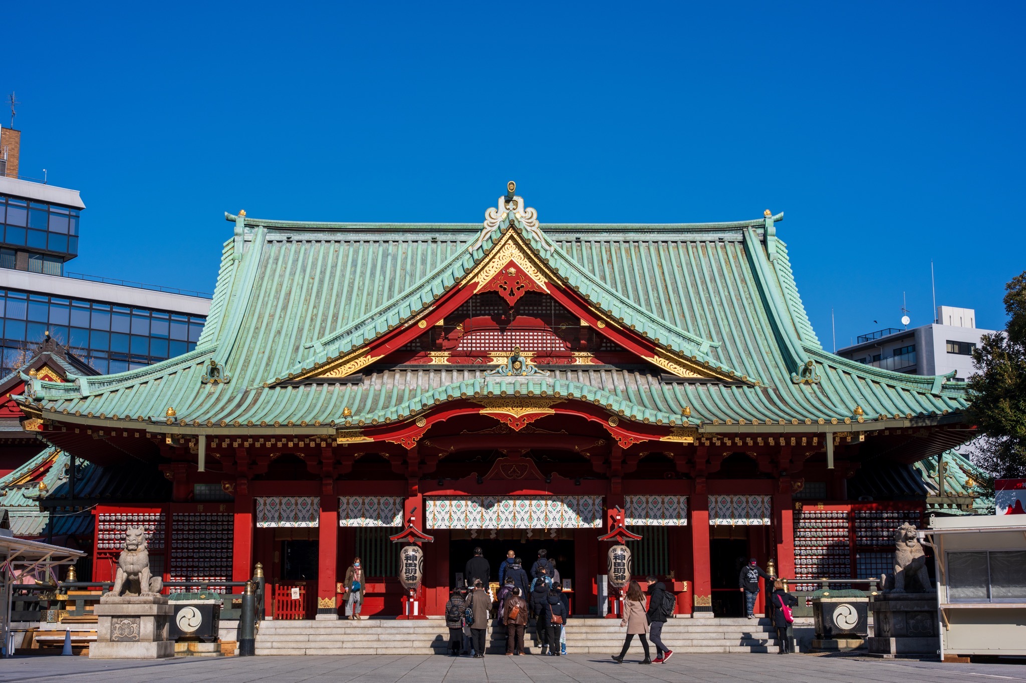 A lens that faithfully reproduces colors as seen by the eye while providing excellent images with minimal distortion