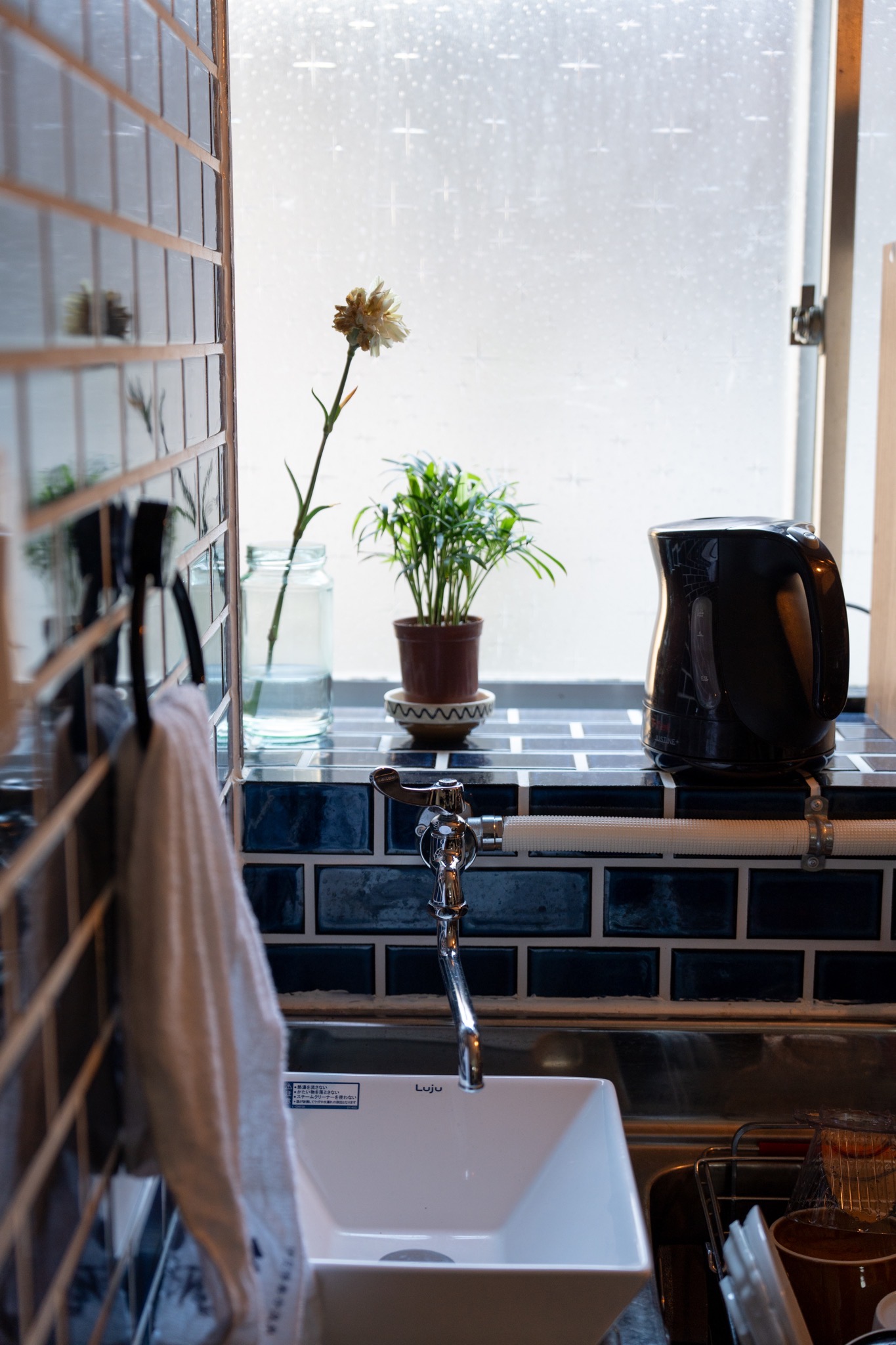 The communal kitchen at the inn where we stayed was very cute with a Showa-era retro atmosphere.