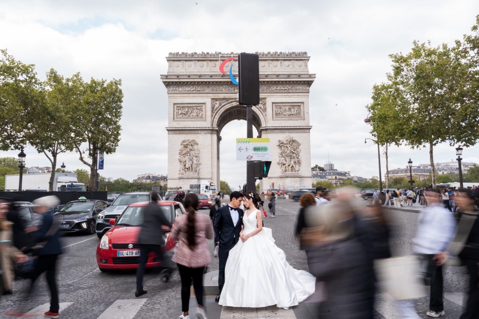 凱旋門では「ブレ」を活かして2人だけの世界を写真で表現