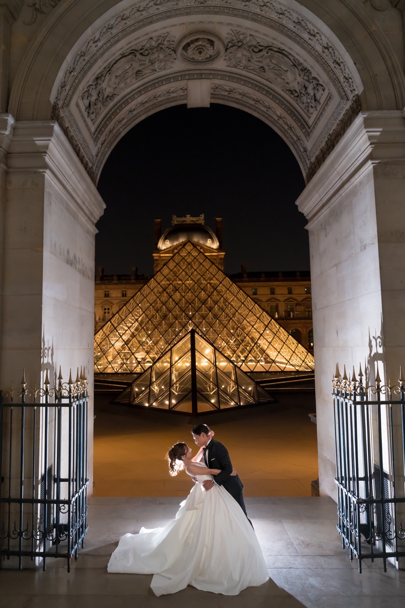 ルーブル美術館回廊側からバックライトで作り込む幻想的な一枚