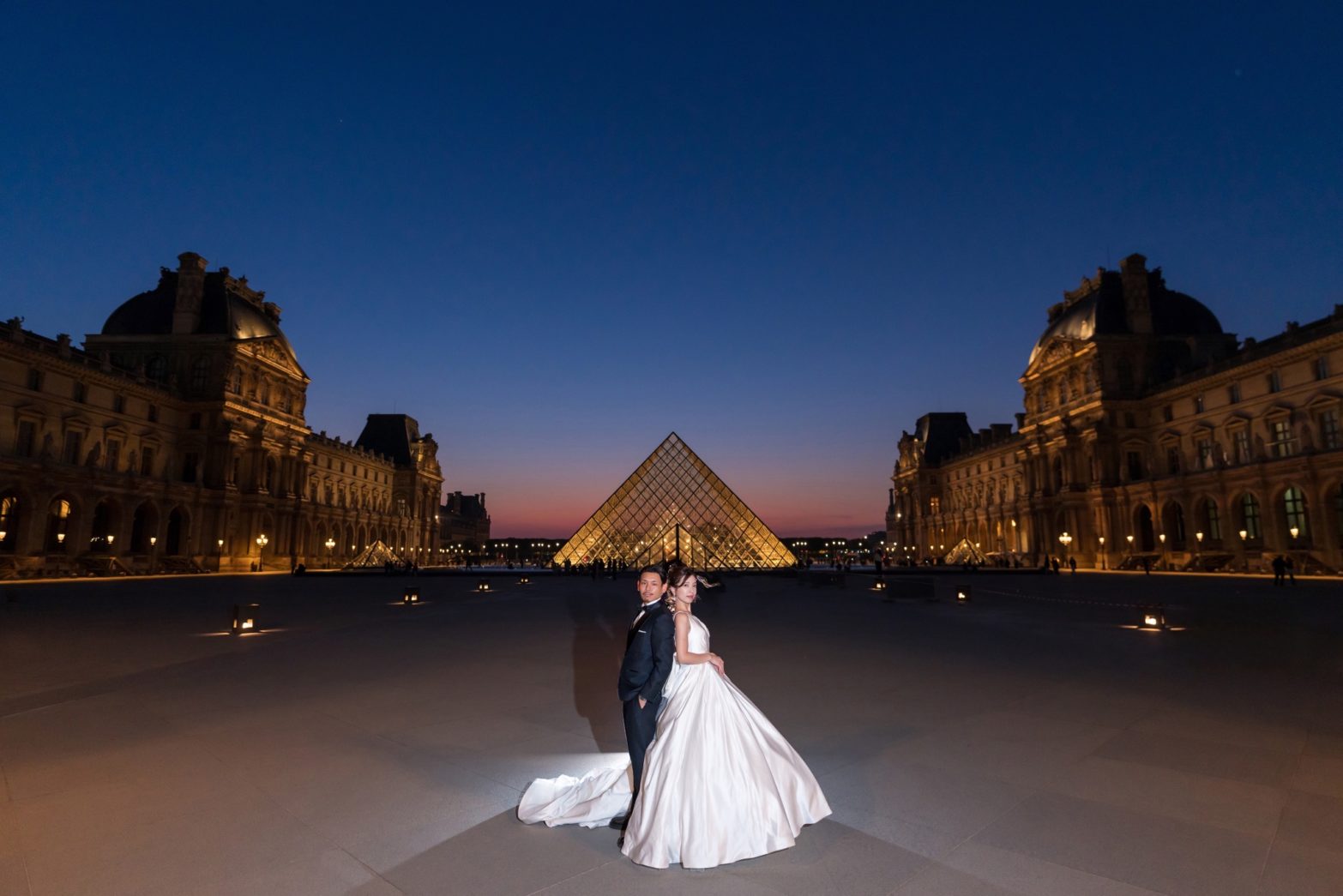 ブルーアワーの時間帯は定番のルーブル美術館中庭でベストショット!