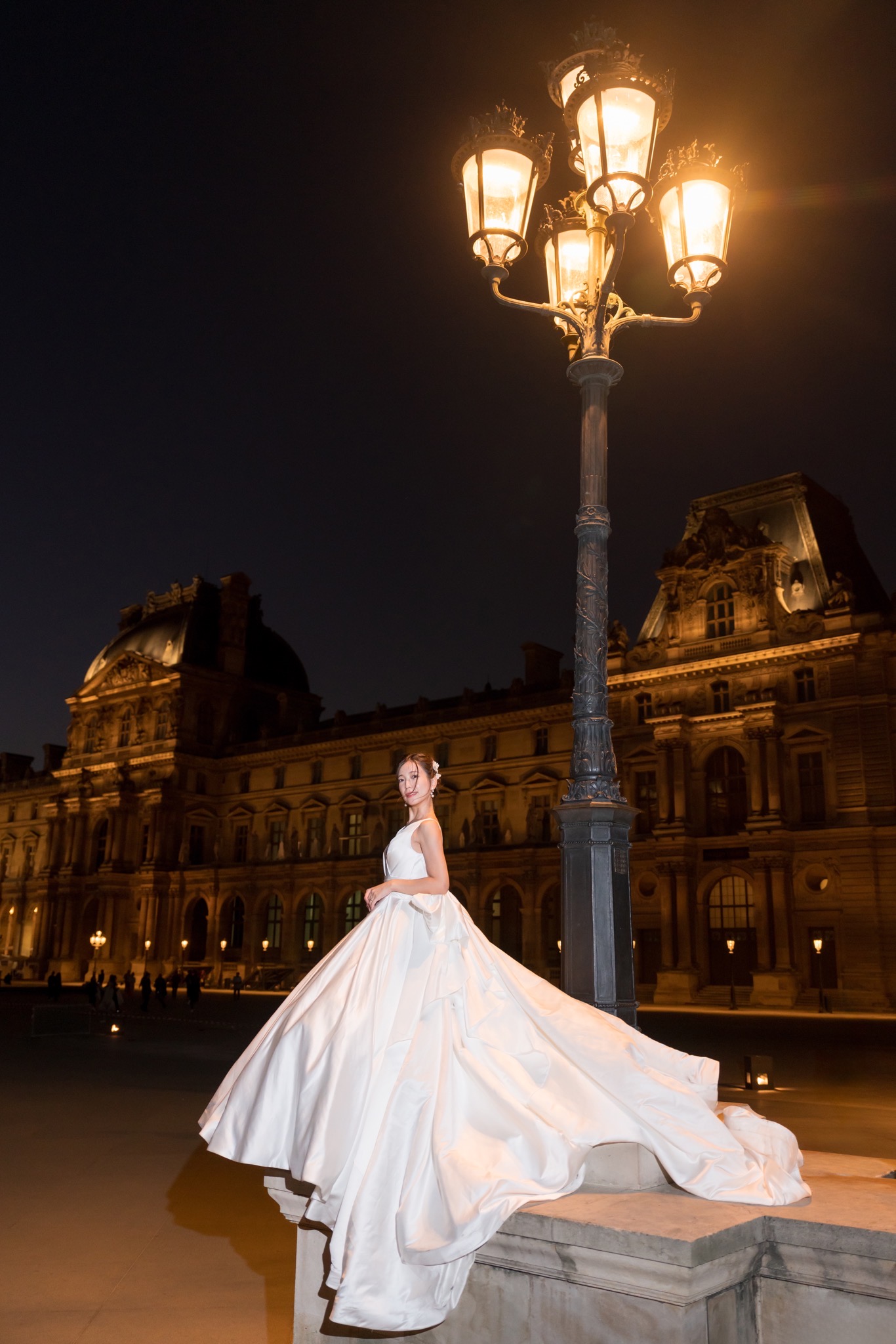 ルーブル美術館街灯との組み合わせのソロショットも美しい