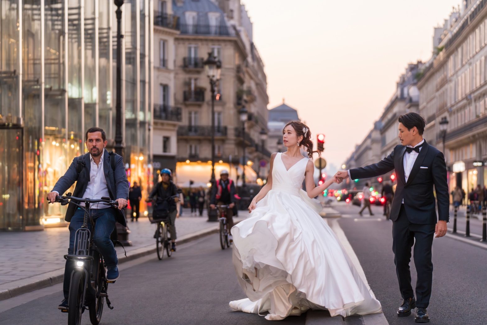 パリ中心部のショッピングエリアで夕景ロマンチックフォト