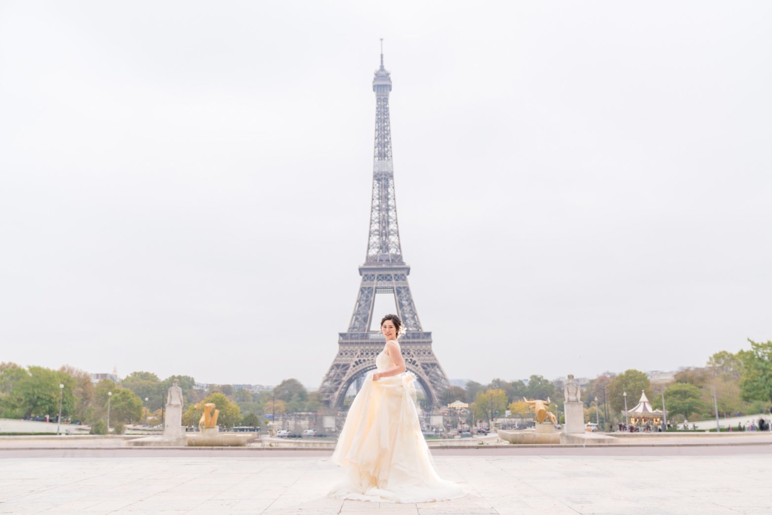 エッフェル塔の真正面で大迫力のソロショット