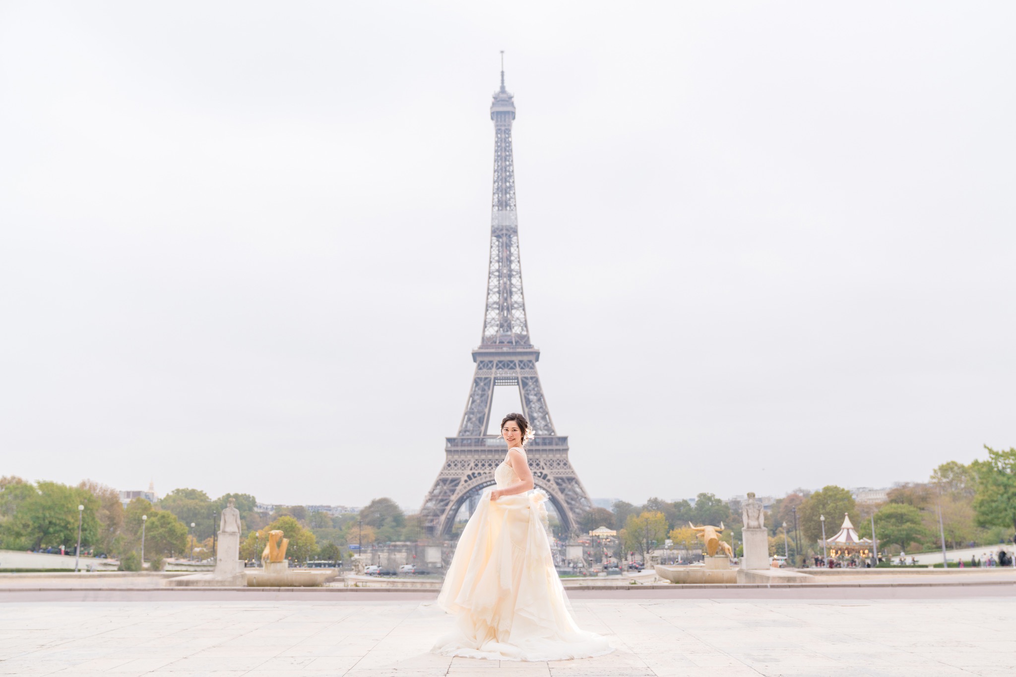 Une photo solo puissante directement devant la Tour Eiffel