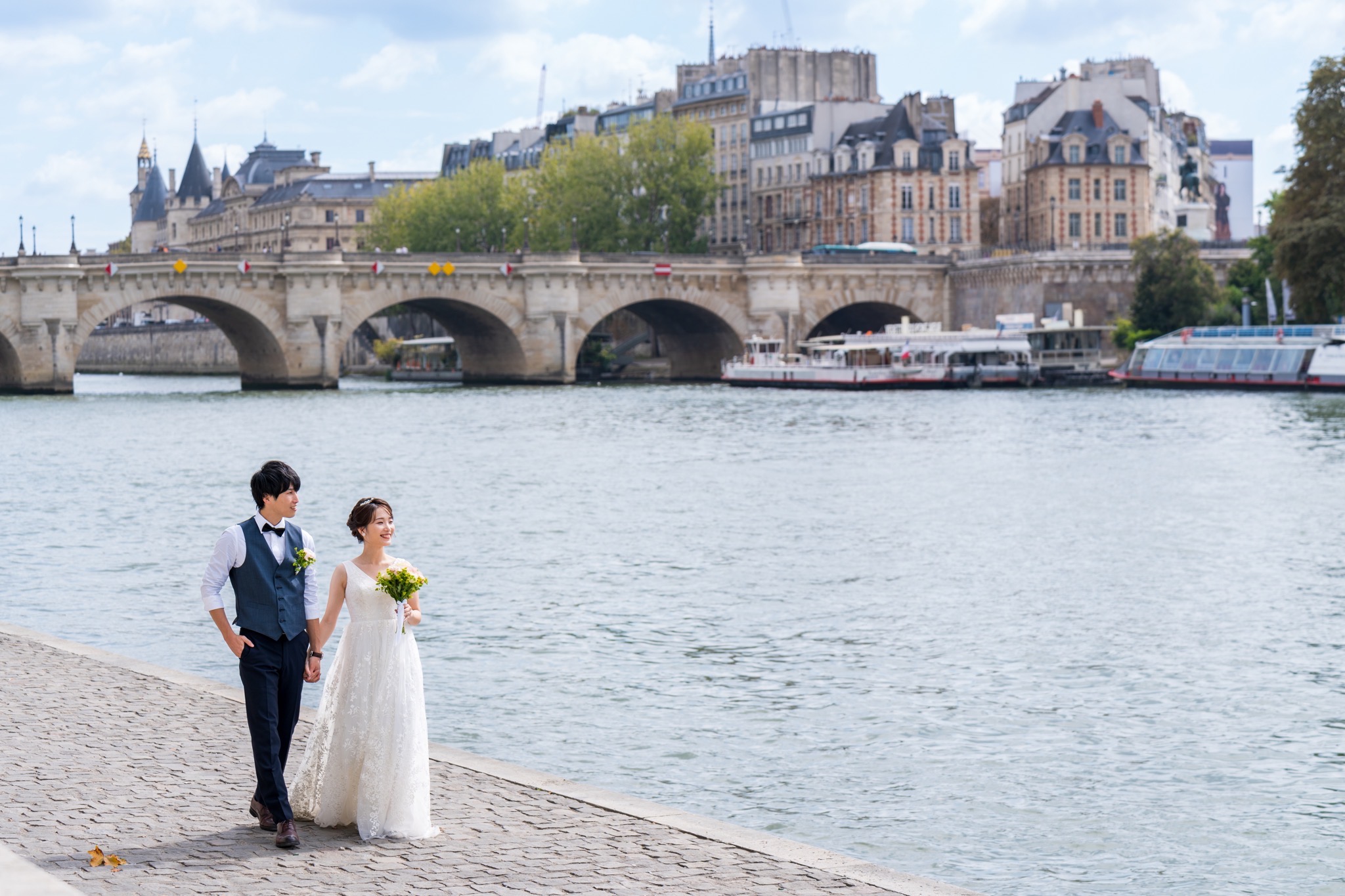 La scène d'un rendez-vous le long de la Seine est un excellent choix parce qu'elle est très parisienne !