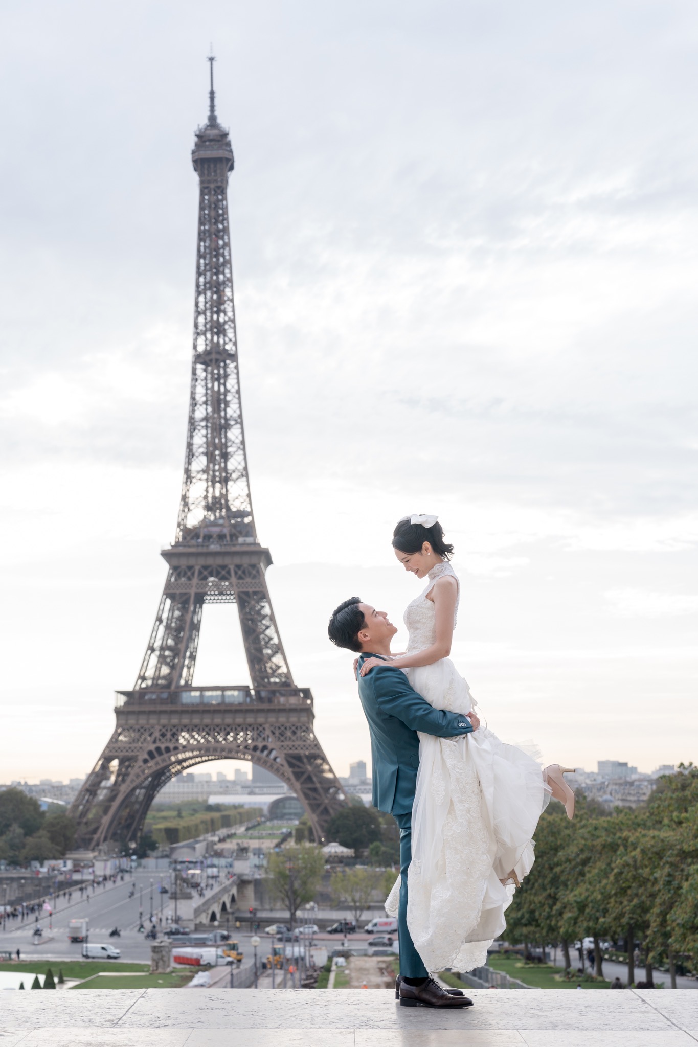 『向かい合わせ抱っこ』はウェディングフォトの定番ポーズ