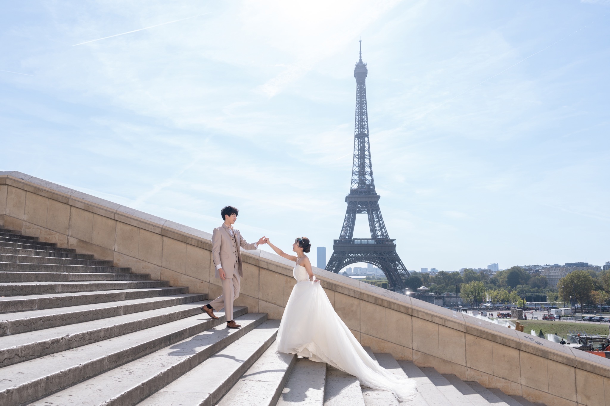 Un cliché charmant d'eux deux montant l'escalier du Trocadéro main dans la main