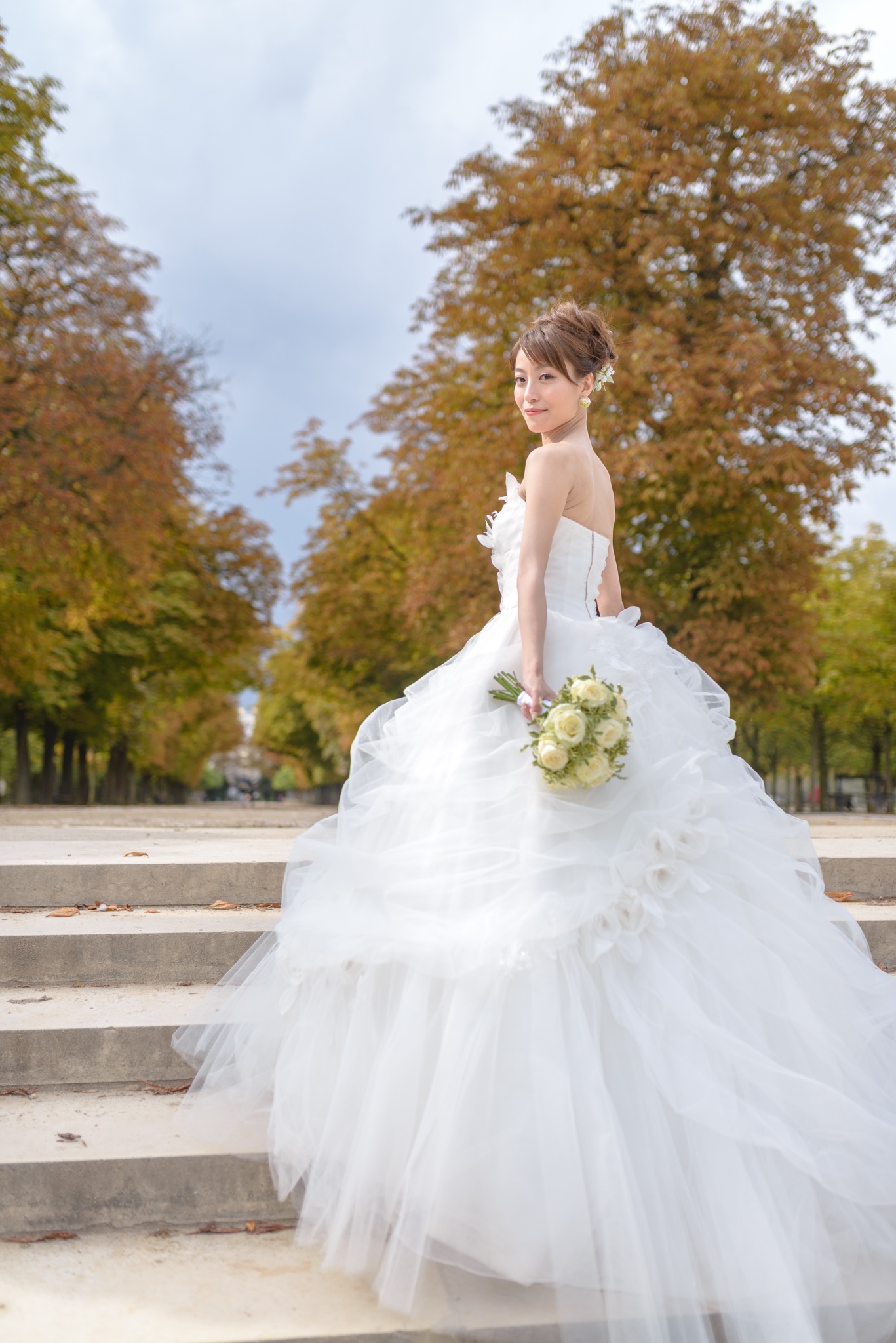 階段の上でドレスを綺麗に流して、スタイルも良くセクシーに!