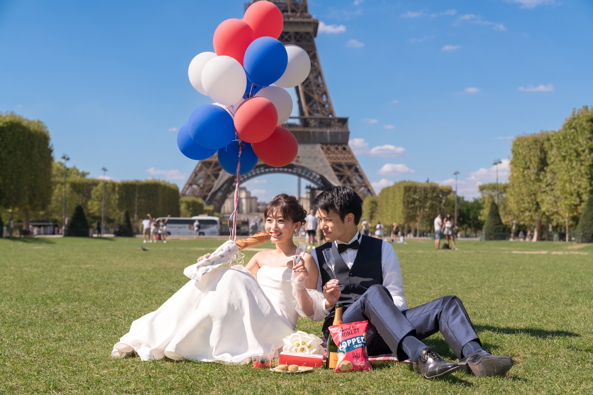 Photo de pique-nique sur la pelouse du parc du Champ de Mars avec la Tour Eiffel en arrière-plan