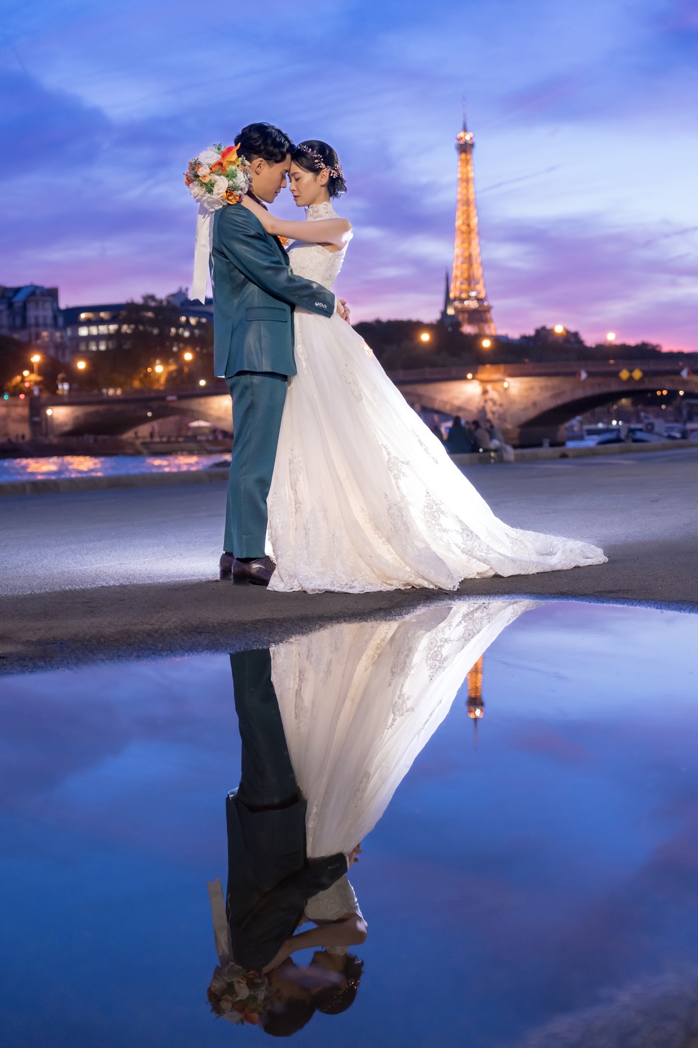 ライトアップしたエッフェル塔と幻想的な夕景をバックに寄り添うカップル