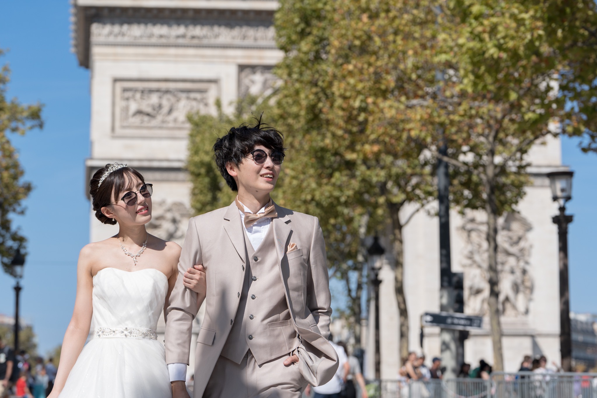 Rendez-vous sur les Champs-Élysées avec de petits objets tels que des lunettes de soleil pour un look frais