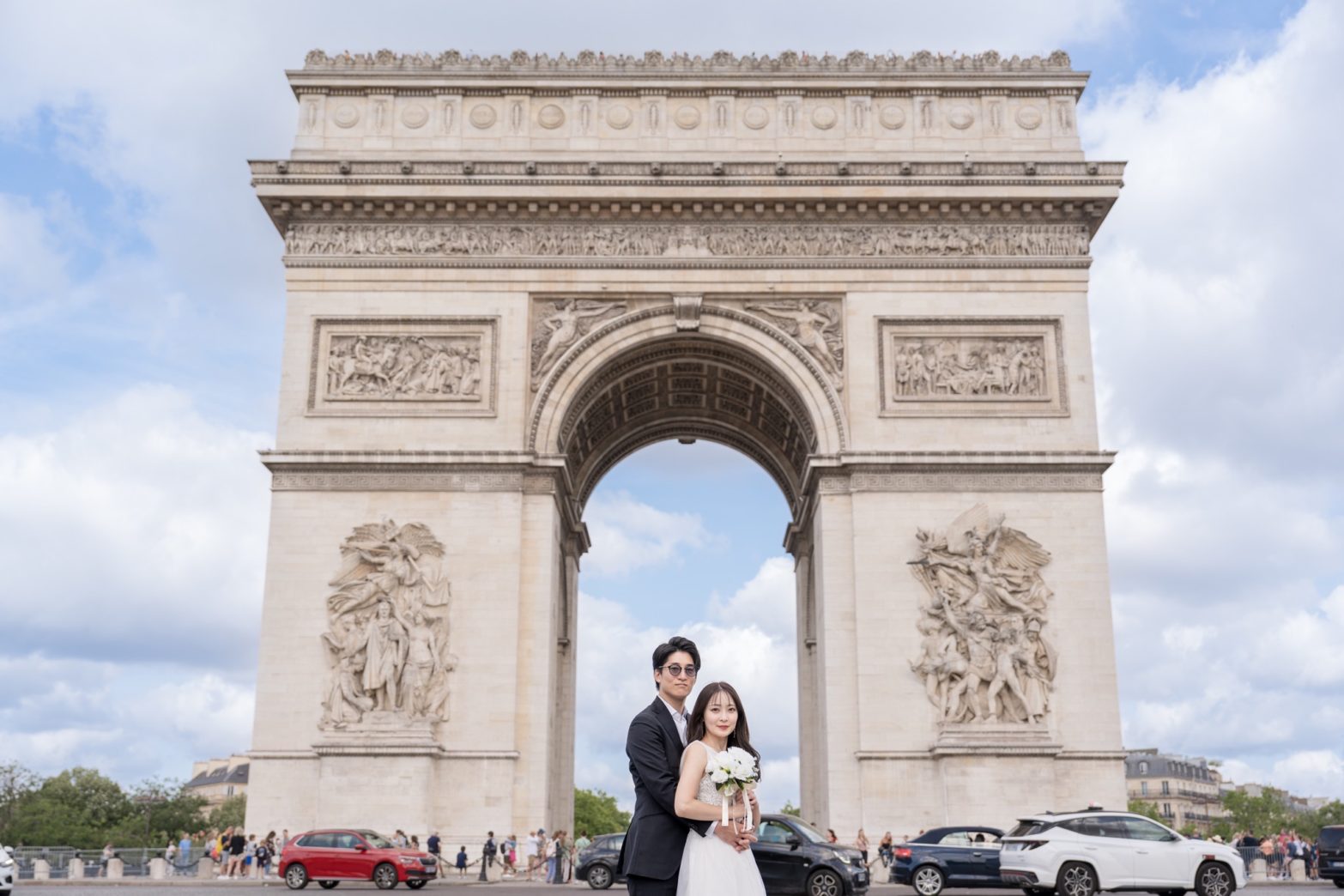 シャンゼリゼ通り中央でウェディング撮影を終えて