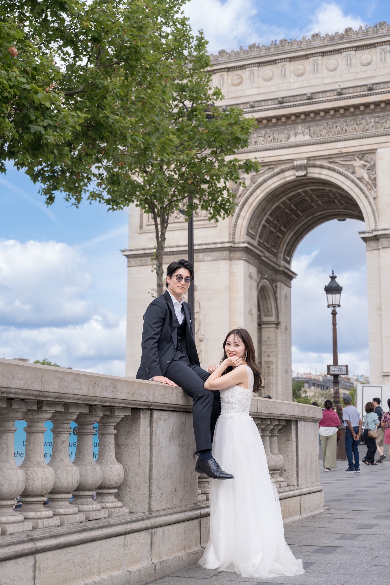 シャンゼリゼ通りのメトロ入り口に腰掛けて