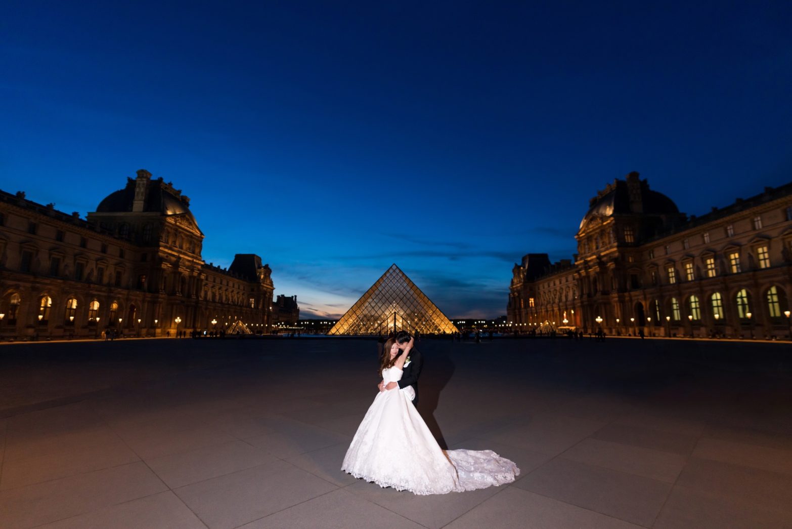 ルーブル美術館でウェディングフォト – Studio Lazuli