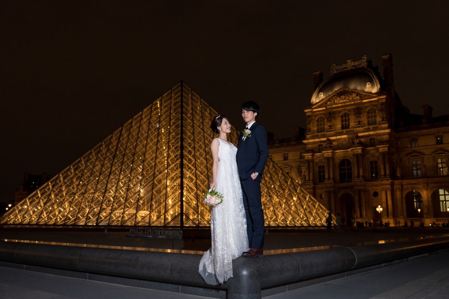 中庭全体を背景にした構図ではフロントライトを加えて