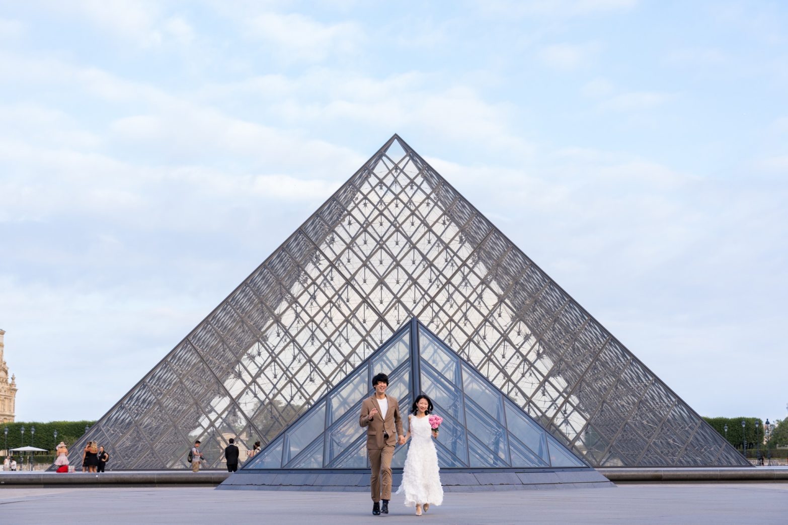 早朝のルーブル美術館中庭