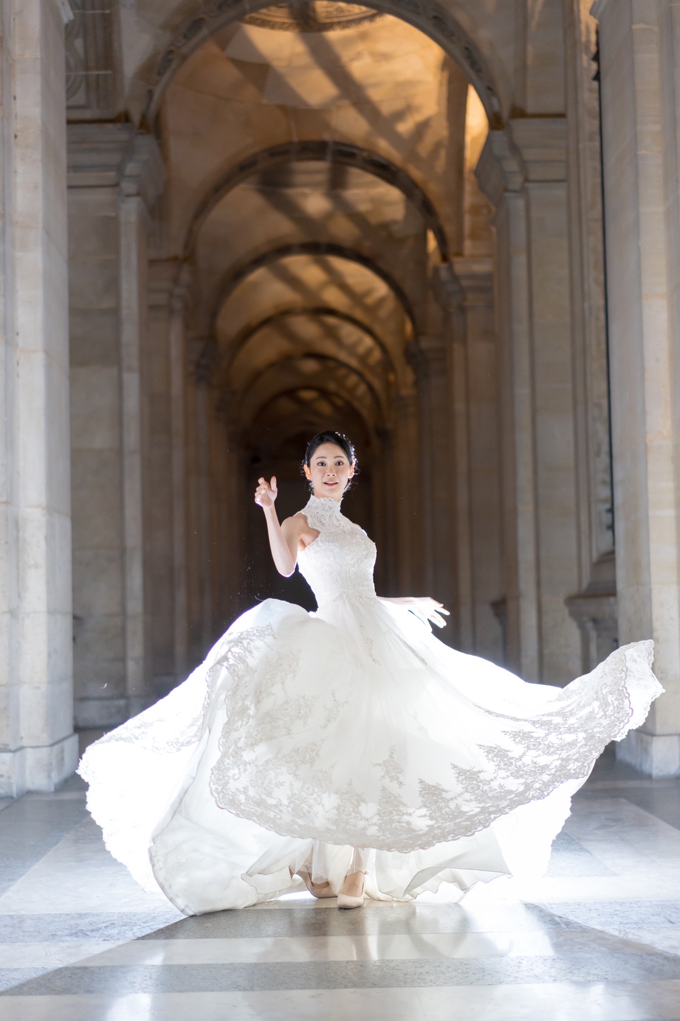 軽くて、動きやすいウェディングドレスなら、大胆にダンスショット