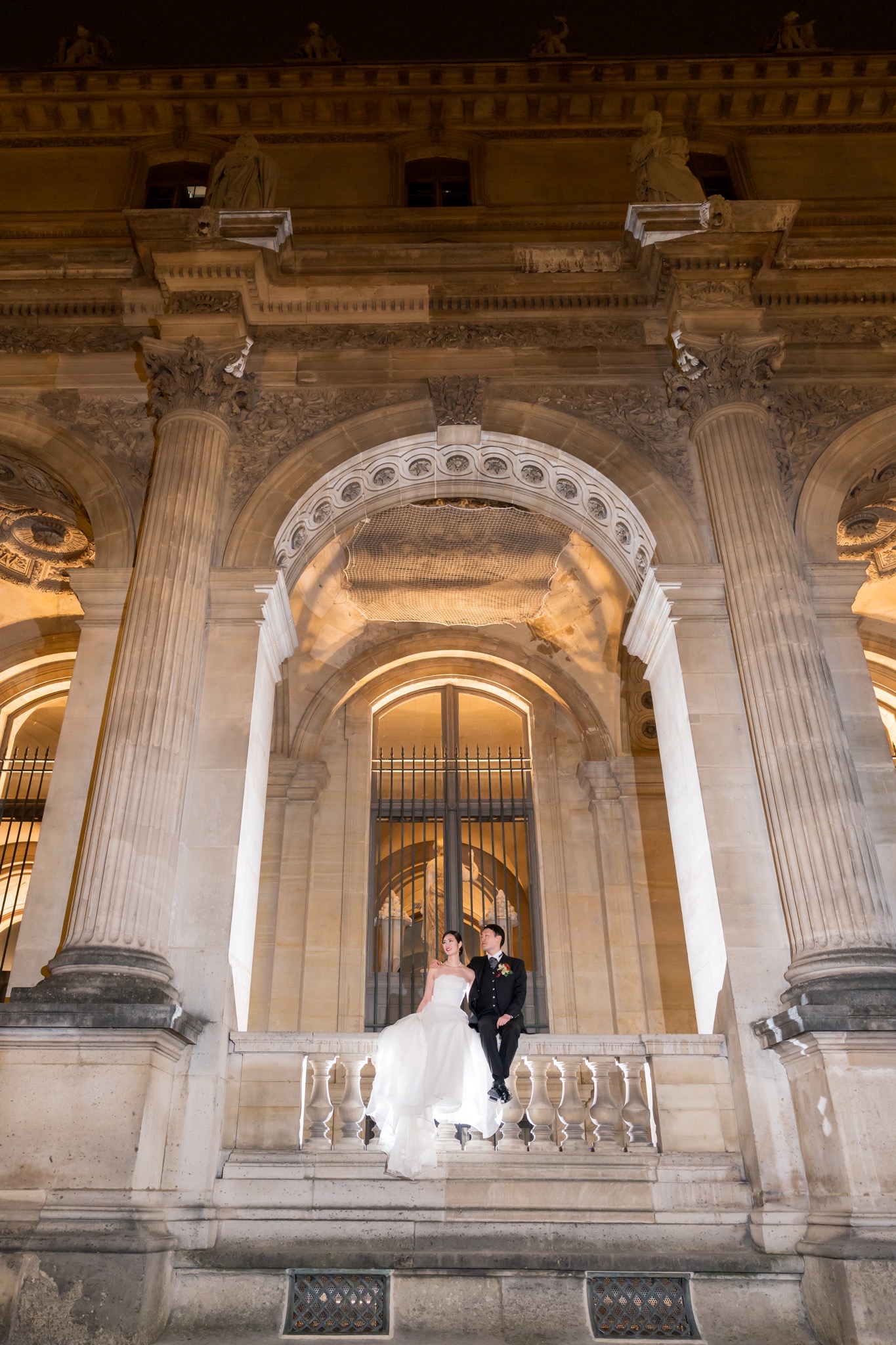 歴史的な装飾に彩られた豪華絢爛な回廊をバックに大人っぽい演出