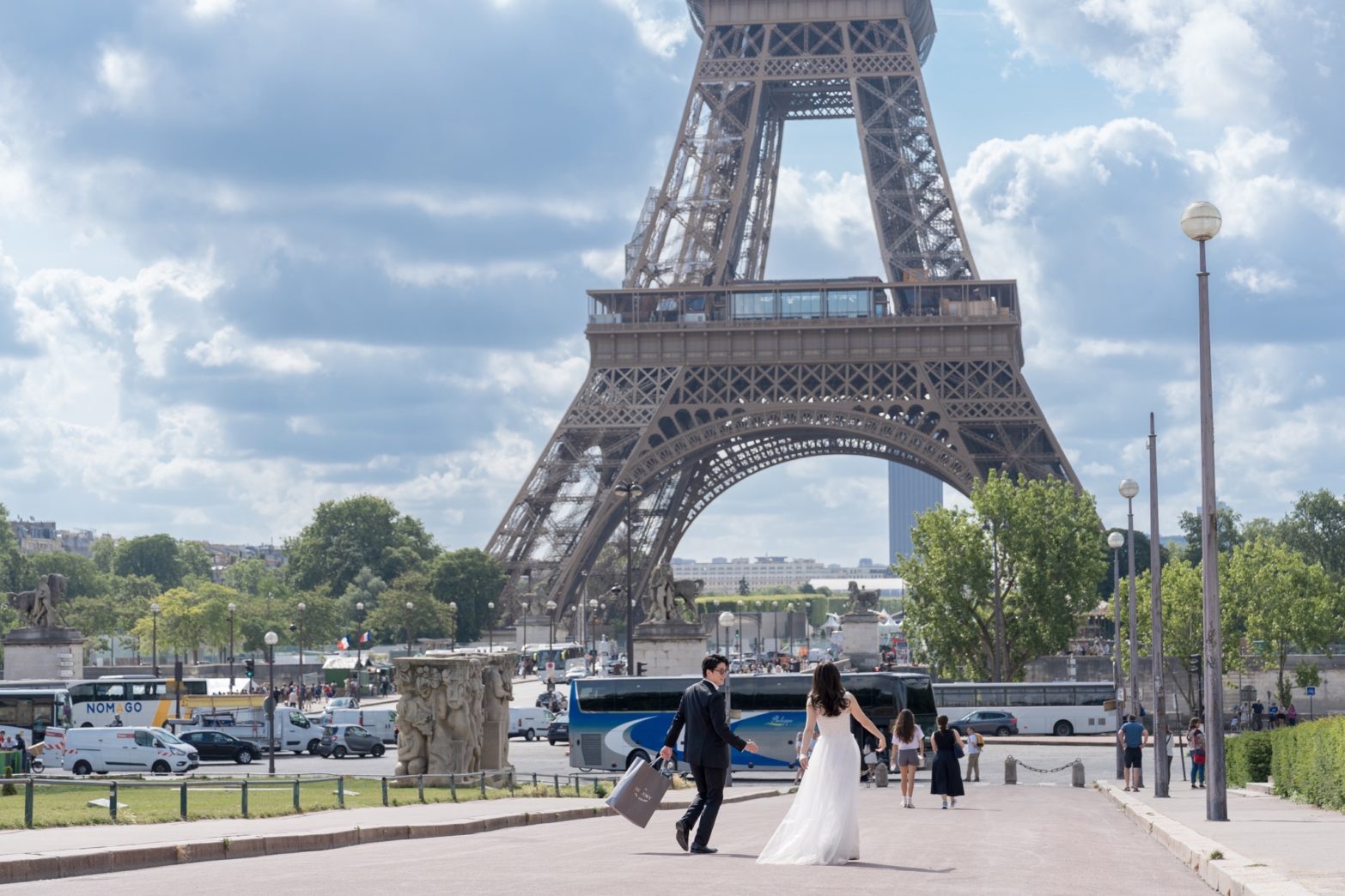 広場下のタクシー乗り場までダッシュで駆け抜けるシーン
